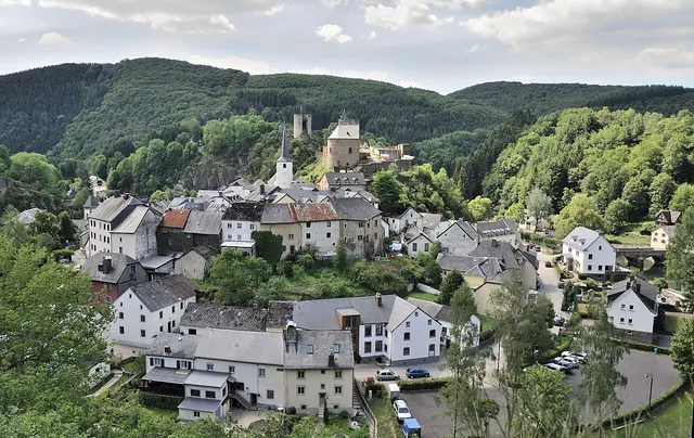 Vesnice Esch-sur-Sûre se zříceninou hradu v zalesněném údolí