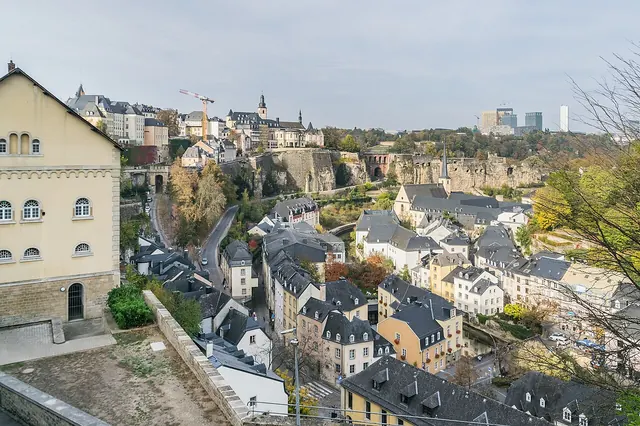 Střechy čtvrti Grund v údolí Alzette pod hradbami Lucemburku
