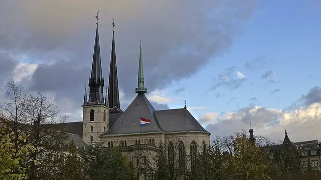 Věže katedrály Notre-Dame v Lucemburku na pozadí večerní oblohy