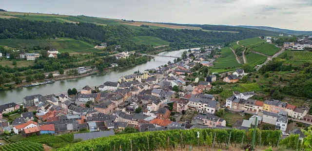 Vinařská obec Wormeldange na břehu Mosely s vinicemi na svazích