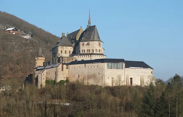 Hrad Vianden na kopci nad údolím řeky Our
